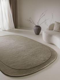 Tapis en laine tissé à la main de forme organique Shape, 100 % laine

Les tapis en laine peuvent perdre des fibres lors des premières semaines et des peluches peuvent se former, ce phénomène est naturel et diminue à mesure de votre usage et du temps, Vert olive, larg. 160 x long. 230 cm (taille M)