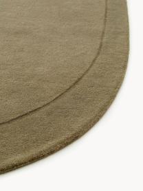 Tapis en laine tissé à la main de forme organique Shape, 100 % laine

Les tapis en laine peuvent perdre des fibres lors des premières semaines et des peluches peuvent se former, ce phénomène est naturel et diminue à mesure de votre usage et du temps, Vert olive, larg. 160 x long. 230 cm (taille M)