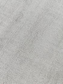 Handgeweven viscose vloerkleed Jane, Onderzijde: 100% katoen Het in dit pr, Lichtgrijs, B 160 x L 230 cm (maat M)