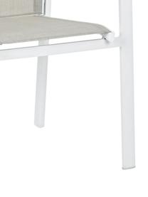 Silla con reposabrazos de exterior apilable Kubik, Estructura: aluminio con pintura en p, Asiento: textil, Reposabrazos: madera contrachapada recu, Blanco, greige, madera, An 57 x F 62 cm