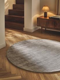 Tapis rond en viscose tissé main Jane, 100 % viscose, Taupe, Ø 150 cm (taille M)