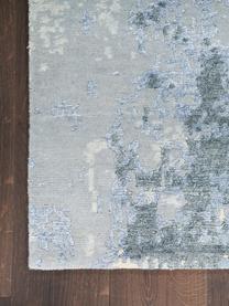 Handgewebter Viskose-Läufer Silk Shadows, 75 % Viskose, 25 % neuseeländische Wolle, Blautöne, Grautöne, B 70 x L 250 cm