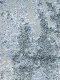 Passatoia in viscosa tessuto a mano Silk Shadows, 75% viscosa, 25% lana neozelandese, Tonalità blu, tonalità grigie, Larg. 70 x Lung. 250 cm