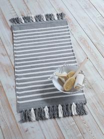 Pruhovaný koberec do kúpeľne so strapcami Stripes & Structure, 100 %  bavlna, Sivá, lomená biela, Š 60 x D 100 cm