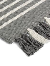 Gestreifter Badvorleger Stripes & Structure mit Fransenabschluss, 100% Baumwolle, Grau, gebrochenes Weiss, B 60 x L 100 cm