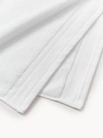 Sada ručníků z organické bavlny Premium, různé velikosti, 100 % organická bavlna, s certifikátem GOTS
Vysoká gramáž, 600 g/m²

Materiál použitý v tomto produktu byl testován na škodlivé látky a certifikován podle STANDARD 100 od OEKO-TEX®, IS025 189577, OETI., Bílá, 6dílná sada (ručník pro hosty, ručník a osuška)