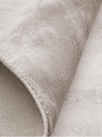 Glanzend viscose vloerkleed Grace in premium kwaliteit, extra zacht, Bovenzijde: 100% viscose, Onderzijde: 100% polyester, Taupe, B 80 x L 150 cm (maat XS)