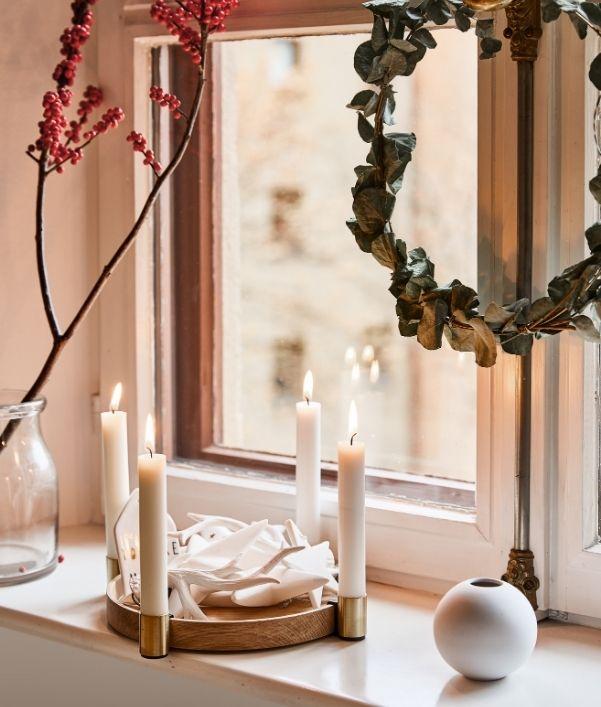 Kerstversiering voor het raam