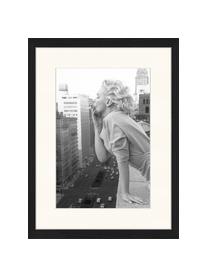 Oprawiony druk cyfrowy Marilyn At The Ambassador Hotel New York, Czarny, biały, S 33 x W 43 cm