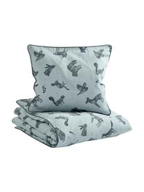 Parure de lit en coton biologique bleu Nightfall Junior, 100 % coton bio, certifié GOTS

La literie en coton procure une agréable sensation de douceur sur la peau, absorbe bien l'humidité et convient aux personnes allergiques

Le Global Organic Textile Standard (GOTS) est reconnu comme la principale norme mondiale de traitement des textiles fabriqués à partir de fibres biologiques. Elle exige également le respect de critères sociaux stricts, tels que l'interdiction du travail forcé ou du travail des enfants et une rémunération appropriée. Seuls les produits textiles composés d'au moins 70 % de fibres biologiques peuvent être certifiés GOTS, Bleu, larg. 100 x long. 135 cm + 1 taie d'oreiller 40 x 60 cm