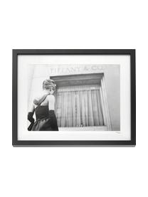 Impression photographique encadrée Hepburn Breakfast at Tiffany's, Image : noir, blanc Cadre : noir