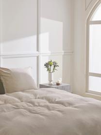 Parure copripiumino in lino beige Nature, Mezzo lino
(52% lino, 48% cotone)

Densità del filetto 108 TC, qualità standard

Il mezzo lino ha per natura un aspetto ruvido e una sgualcitura naturale, che viene esaltata dall'effetto stonewash. Assorbe fino al 35% di umidità, si asciuga molto rapidamente e dona un piacevole effetto rinfrescante nelle notti estive. L'elevata resistenza alla lacerazione rende il mezzo lino resistente alle abrasioni e all'usura, Beige, 200 x 200 cm + 2 federe 80 x 80 cm