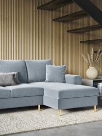 Sofá rinconera cama de terciopelo Moghan (4 plazas), con espacio de almacenamiento, Tapizado: 100% terciopelo de poliés, Estructura: madera de pino maciza, ag, Patas: metal revestido, Terciopelo azul claro, patas latón, An 241 x F 145 cm, chaise longue derecha