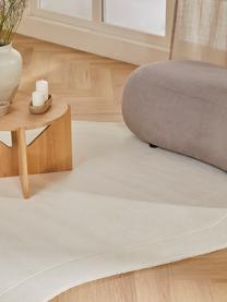 Ručně všívaný vlněný koberec v organickém tvaru Kadey, Krémově bílá, Š 150 cm, D 230 cm (velikost M)