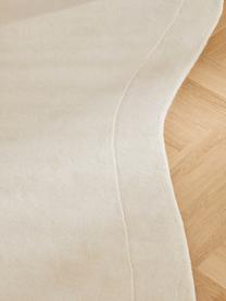 Ručne tuftovaný vlnený koberec v organickom tvare Kadey, Krémovobiela, Š 150 x D 230 cm (veľkosť M)