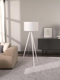 Lámpara de pie trípode de madera maciza Jake, estilo escandinavo, Pantalla: lino, Cable: plástico, Blanco, Ø 60 x Al 150 cm