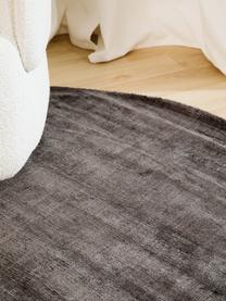 Ručně tkaný kulatý viskózový koberec Jane, Antracitová, Ø 150 cm (velikost M)