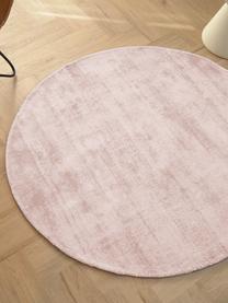 Okrągły ręcznie tkany dywan z wiskozy Jane, Blady różowy, Ø 150 cm (Rozmiar M)