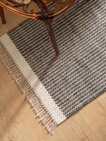 Tapis d'entrée en laine à franges tissé main Kim, 80 % laine, 20 % coton

Les tapis en laine peuvent perdre des fibres lors des premières semaines et des peluches peuvent se former, ce phénomène est naturel et diminue à mesure de votre usage et du temps, Noir, beige, larg. 70 x long. 200 cm