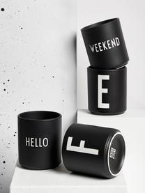 Designový pohárek s nápisem Favourite HELLO, Kostní porcelán Fine Bone China
Fine Bone China je jemný porcelán, který se vyznačuje zejména svým zářivým a průsvitným leskem, Černá (Hello), Ø 8 cm, V 9 cm, 250 ml