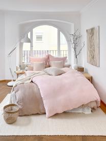 Biancheria da letto in lino lavato rosa Nature, Mezzo lino
(52% lino, 48% cotone)

Densità dei fili 108 TC, qualità standard

Il mezzo lino offre una sensazione piacevole e ha un naturale aspetto sgualcito, che viene esaltato dall'effetto stonewash. Assorbe fino al 35% di umidità, si asciuga molto rapidamente e ha un effetto piacevolmente rinfrescante nelle notti d'estate. L'elevata resistenza allo strappo rende il mezzo lino resistente all'abrasione e all'usura, Rosa cipria, Larg. 155 x Lung. 200 cm