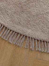Okrúhly ručne tuftovaný bavlnený koberec so strapcami Daya, Svetlosivá, Ø 110 cm (veľkosť S)