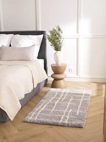 Pluizig hoogpolig vloerkleed Amelie in grijs, handgetuft, Bovenzijde: 100% polyester, Onderzijde: gerecycled polyester, Grijs, crèmewit, B 80 cm x L 150 cm (maat XS)