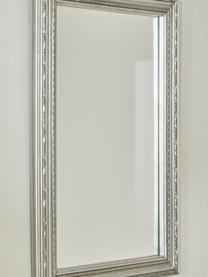 Specchio da parete barocco con cornice in legno argento Muriel, Cornice: legno massiccio rivestito, Retro: pannello di fibra a media, Superficie dello specchio: lastra di vetro, Argento, Larg. 40 x Alt. 60 cm