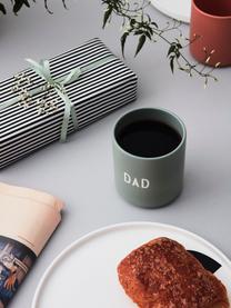 Tazza di design senza manico con scritta avanti e dietro Favourite DAD/LOVE, Fine Bone China (porcellana)
Fine bone china è una porcellana a pasta morbida particolarmente caratterizzata dalla sua lucentezza radiosa e traslucida, Grigio verde (Dad), Ø 8 x Alt. 9 cm, 250 ml