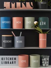 Tazza di design senza manico con scritta avanti e dietro Favourite DAD/LOVE, Fine Bone China (porcellana)
Fine bone china è una porcellana a pasta morbida particolarmente caratterizzata dalla sua lucentezza radiosa e traslucida, Grigio verde (Dad), Ø 8 x Alt. 9 cm, 250 ml