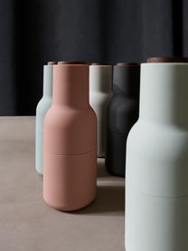 Salero y pimentero de diseño Bottle Grinder, 2 uds., Estructura: plástico, Grinder: cerámica, Tonos rosas, madera de nogal, Ø 8 x Al 21 cm