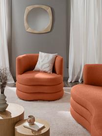 Poltrona di design in bouclé Solomon, Rivestimento: 100% poliestere Con 35.00, Struttura: legno massiccio di abete , Gambe: plastica, Tessuto bouclé rosso corallo, Larg. 95 x Prof. 80 cm