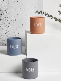 Designový pohárek s nápisem Favourite PAUSE, Kostní porcelán Fine Bone China
Fine Bone China je jemný porcelán, který se vyznačuje zejména svým zářivým a průsvitným leskem, Modrá (Pause), Ø 8 x V 9 cm, 250 ml