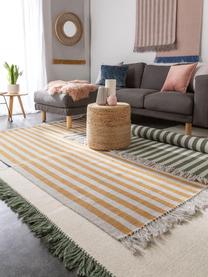 Tappeto in lana tessuto a mano con frange Gitta, 90% lana, 10% cotone

Nel caso dei tappeti di lana, le fibre possono staccarsi nelle prime settimane di utilizzo, questo si riduce con l'uso quotidiano e la formazione di lanugine diminuisce, Grigio chiaro, giallo sole, Larg. 80 x Lung. 150 cm (taglia XS)