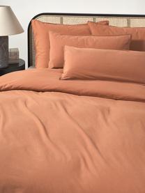 Funda de almohada de algodón lavado Darlyn, 100% algodón
Densidad de hilo 150 TC, calidad estándar

El algodón da una sensación agradable y suave en la piel, absorbe bien la humedad y es adecuado para personas alérgicas.

Este tejido ha sido sometido a un proceso de lavado especial que le da un aspecto Softwash irregular y resistente, pero siendo suave al tacto, flexible y cómodo. Además, su aspecto arrugado natural hace que no necesite planchado.

El material utilizado para este producto ha sido probado contra sustancias nocivas y está certificado según el STANDARD 100 por OEKO-TEX®, 4265CIT, CITEVE., Terracota, An 45 x L 110 cm