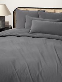 Funda de almohada de algodón lavado Darlyn, 100% algodón
Densidad de hilo 150 TC, calidad estándar

El algodón da una sensación agradable y suave en la piel, absorbe bien la humedad y es adecuado para personas alérgicas.

Este tejido ha sido sometido a un proceso de lavado especial que le da un aspecto Softwash irregular y resistente, pero siendo suave al tacto, flexible y cómodo. Además, su aspecto arrugado natural hace que no necesite planchado.

El material utilizado para este producto ha sido probado contra sustancias nocivas y está certificado según el STANDARD 100 por OEKO-TEX®, 4265CIT, CITEVE., Tejido gris oscuro, An 45 x L 110 cm