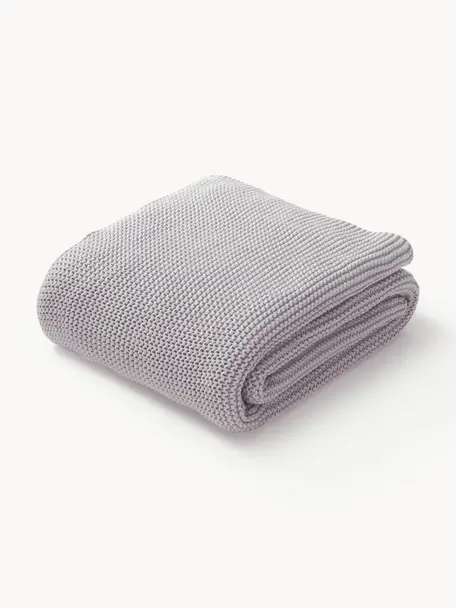 Coperta lavorata a maglia in cotone organico Adalyn, 100% cotone organico certificato GOTS

Il materiale utilizzato in questo prodotto è testato per le sostanze nocive e certificato secondo lo STANDARD 100 by OEKO-TEX® , HOHENSTEIN HTTI, 11.HIN.00050, Grigio chiaro, Larg. 150 x Lung. 200 cm