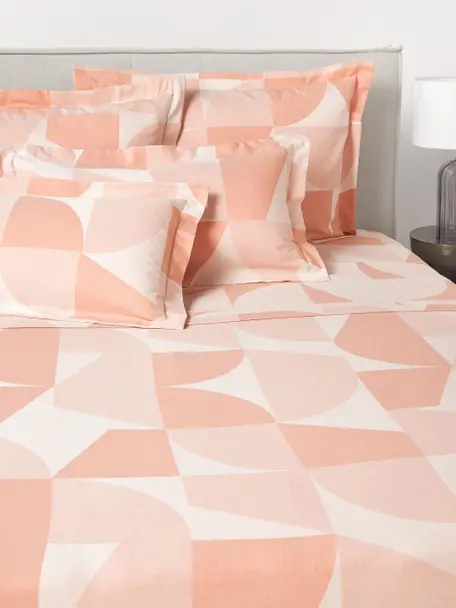 Katoenen laken Elinor met geometrisch patroon, 100% katoen
Draaddichtheid 190 TC, comfort kwaliteit

Katoenen beddengoed voelt aangenaam zacht aan op de huid, absorbeert goed vocht en is geschikt voor mensen met allergieën.

Het in dit product gebruikte materiaal is getest op schadelijke stoffen en gecertificeerd volgens STANDARD 100 door OEKO-TEX®, 6457CIT, CITEVE., Perzik tinten, B 240 x L 280 cm