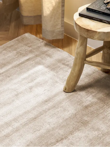 Ručně tkaný viskózový koberec Jane, 100 % viskóza

Materiál použitý v tomto produktu byl testován na škodlivé látky a certifikován podle STANDARD 100 od OEKO-TEX®, HOHENSTEIN HTTI, 17.HIN.14404., Světle béžová, Š 300 cm, D 400 cm (velikost XL)