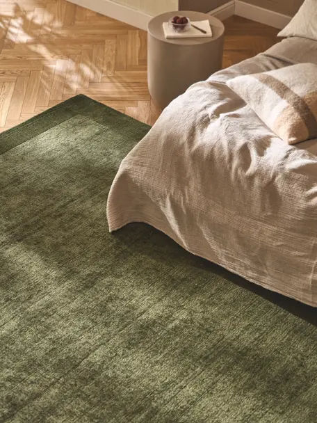 Alfombra de pelo corto Kari, 100% poliéster con certificado GRS, Verde, An 80 x L 150 cm (Tamaño XS)