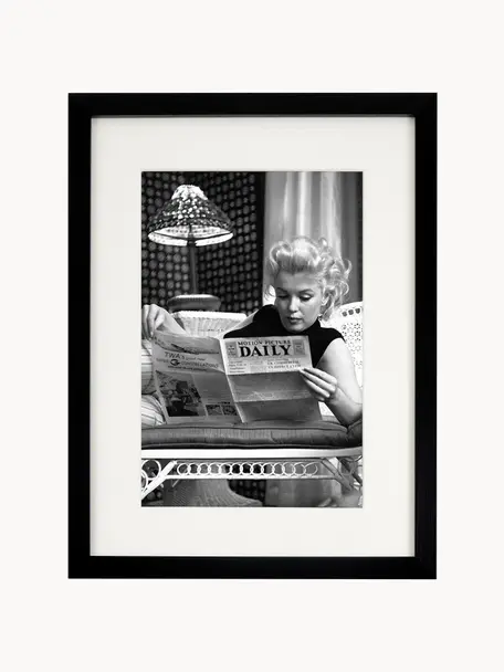 Ingelijste digitale print Marilyn Monroe Reading, Afbeelding: digitale print op papier,, Lijst: gelakt hout, Marilyn Monroe Reading, B 33 x H 43 cm