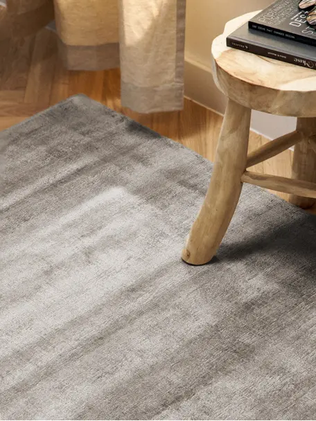 Alfombra artesanal de viscosa Jane, 100% viscosa

El material utilizado para este producto ha sido probado contra sustancias nocivas y está certificado según el STANDARD 100 por OEKO-TEX® , HOHENSTEIN HTTI, 17.HIN.14404, Taupe, An 200 x L 300 cm (Tamaño L)