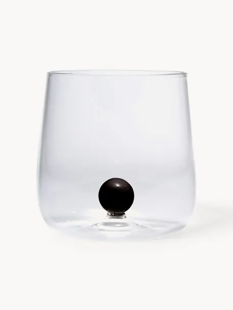 Mundgeblasene Wassergläser Bilia aus Borosilikatglas, 6 Stück, Borosilikatglas, mundgeblasen

Entdecke die Vielseitigkeit von Borosilikatglas für Dein Zuhause! Borosilikatglas ist ein hochwertiges, zuverlässiges und robustes Material. Es zeichnet sich durch seine außergewöhnliche Hitzebeständigkeit aus und ist daher ideal für Deinen heißen Tee oder Kaffee. Im Vergleich zu herkömmlichem Glas ist Borosilikatglas widerstandsfähiger gegen Brüche und Risse und somit ein sicherer Begleiter in Deinem Zuhause., Transparent, Schwarz, Ø 9 x H 9 cm, 440 ml