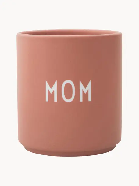 Design beker favorite MOM/LOVE met tekst op de voor- en achterkant, Beenderporselein (porselein)
Fine Bone China is een zacht porselein, dat zich vooral onderscheidt door zijn briljante, doorschijnende glans., Koraalrood (Mom), Ø 8 x H 9 cm, 250 ml