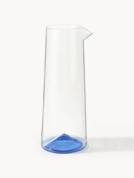 Jarra de agua soplada Hadley, 1,3 L, Vidrio de borosilicato soplado

¡Descubre la versatilidad de la vajilla de vidrio borosilicato para tu hogar! 
El vidrio de borosilicato es un material de alta calidad, fiable y resistente. Se caracteriza por su excepcional resistencia al calor y, por tanto, puede soportar temperaturas extremas. Por tanto, es especialmente adecuado para bebidas calientes. En comparación con el vidrio tradicional, el vidrio de borosilicato es más resistente a roturas y grietas debido a su composición y estructura., Transparente, azul, 1,3 L