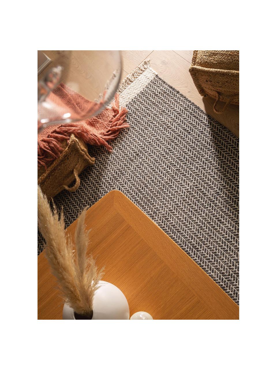 Ręcznie tkany dywan z wełny z frędzlami Kim, 80% wełna, 20% bawełna

Włókna dywanów wełnianych mogą nieznacznie rozluźniać się w pierwszych tygodniach użytkowania, co ustępuje po pewnym czasie, Czarny, beżowy, S 80 x D 120 cm (Rozmiar XS)