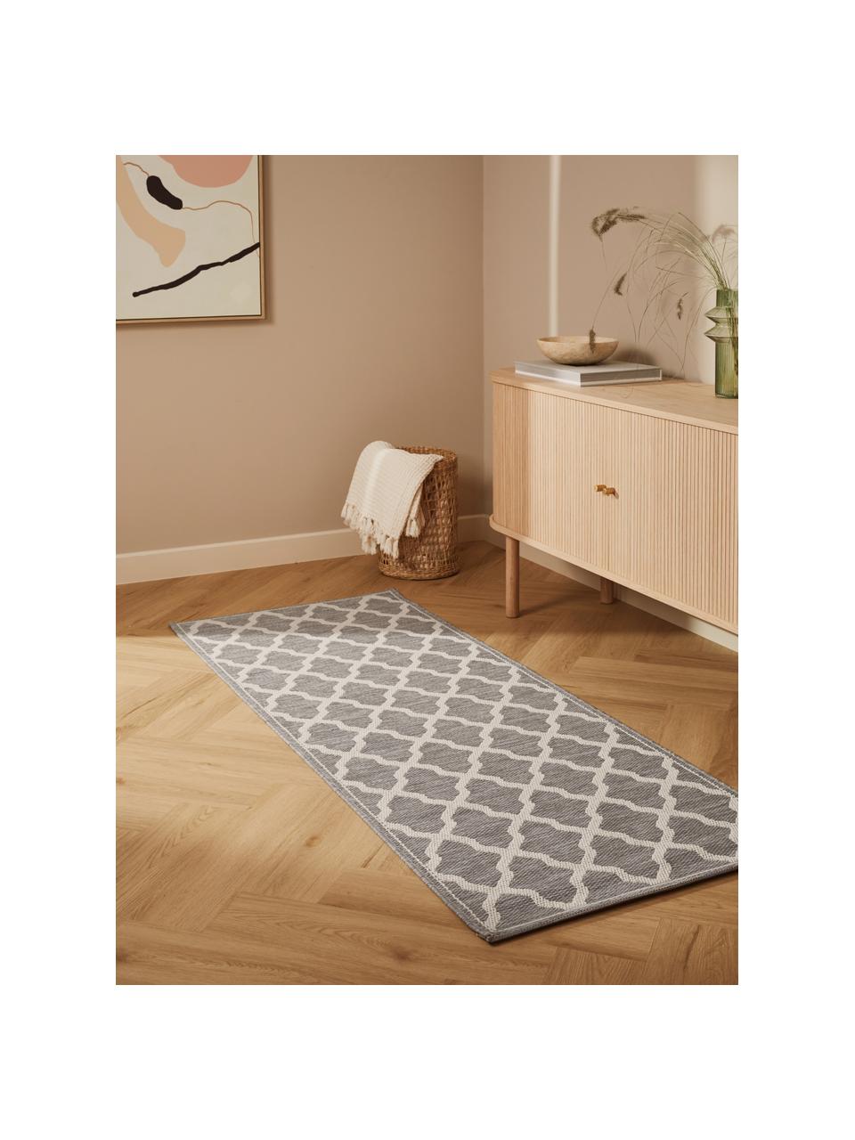 Tapis intérieur-extérieur en macramé noué Heaven, 100 % polypropylène, Gris argent, blanc crème, larg. 75 x long. 200 cm