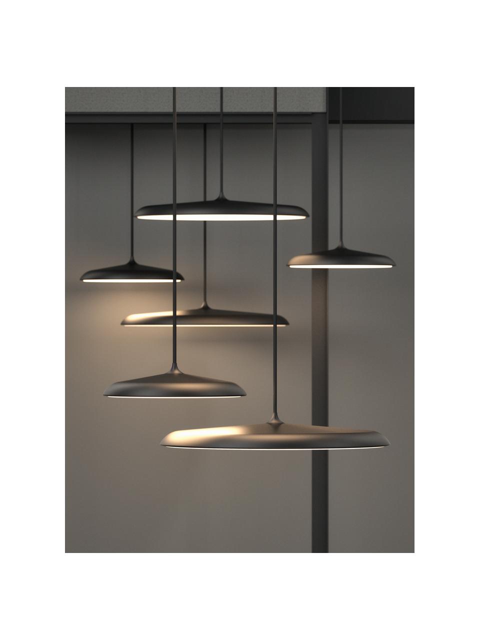 Kleine LED hanglamp Artist, Lampenkap: gelakt staal, Diffuser: kunststof, Lampenkap: zwart<br>Diffuser: wit<br>Plafondkap en snoer: zwart, Ø 40 x H 6 cm