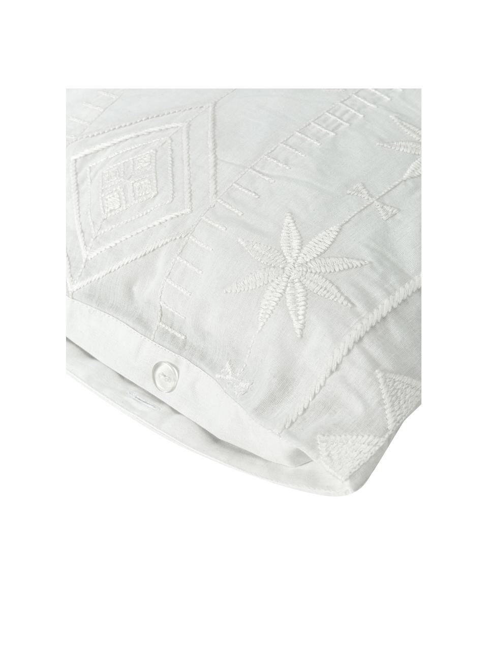 Bestickte Baumwoll-Kissenbezüge Elaine in Weiß, 2 Stück, 100% Baumwolle
Fadendichte 140 TC, Standard Qualität

Bettwäsche aus Baumwolle fühlt sich auf der Haut angenehm weich an, nimmt Feuchtigkeit gut auf und eignet sich für Allergiker., Weiß, B 40 x L 80 cm