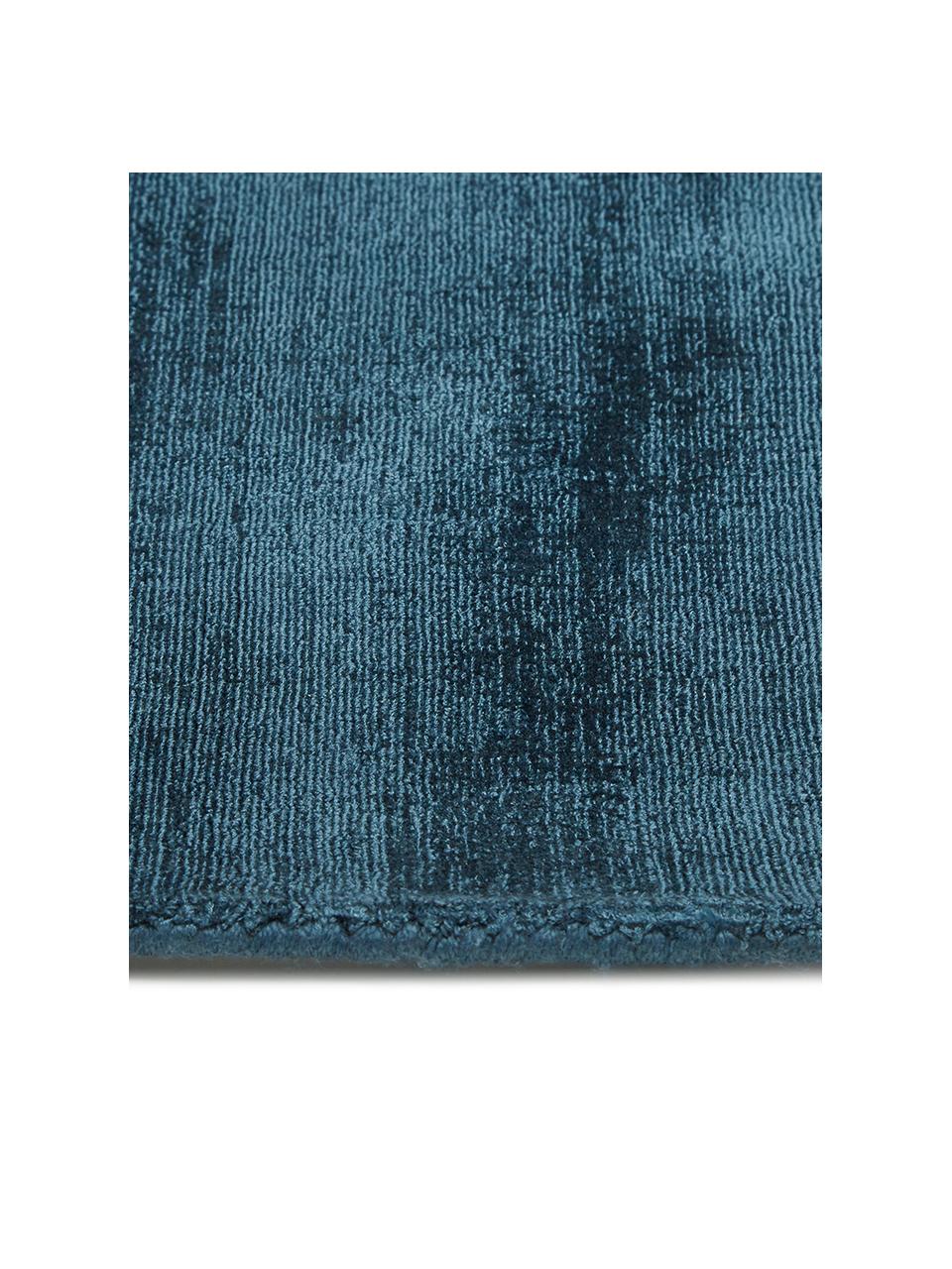 Handgeweven viscose vloerkleed Jane, Onderzijde: 100% katoen Het in dit pr, Donkerblauw, B 160 x L 230 cm (maat M)